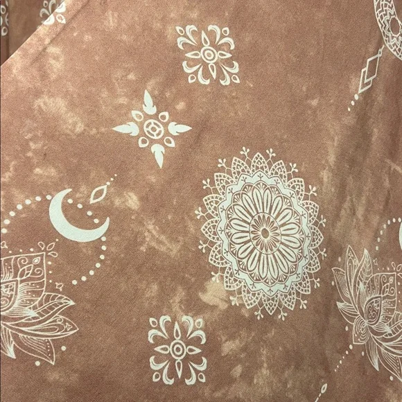 Lotus and Luna Bohemian Pink Kimono with White Patterns - Picture 3 of 6